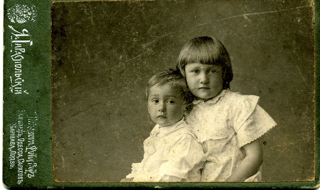 4с сестрой Еленой 1909
