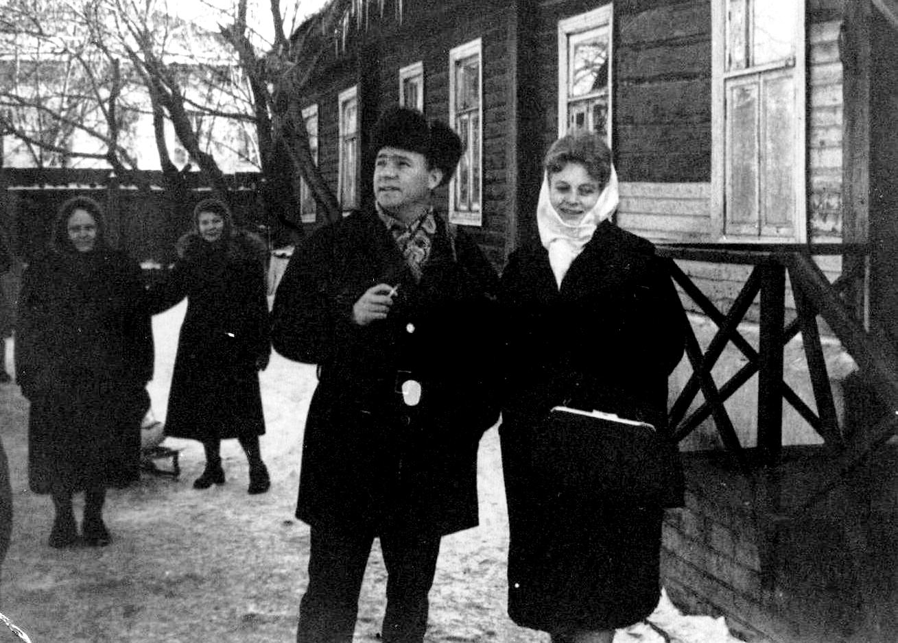 0Н. Рыбников с женой А.Ларионовой во дворе родного дома 1964