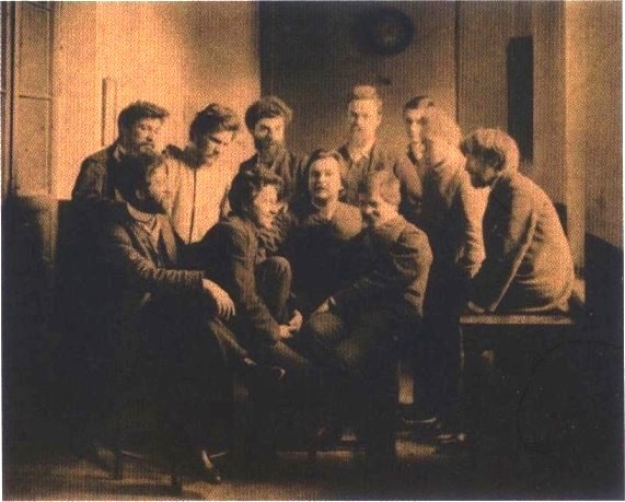Рябушкин справа среди студентов Академии художеств. 1890. НБА РАХ